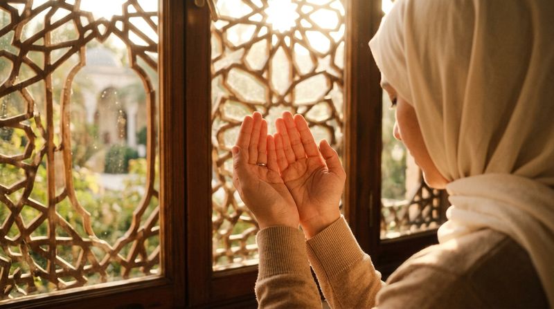 حسن الظن بالله: مفتاح السكينة والطمأنينة