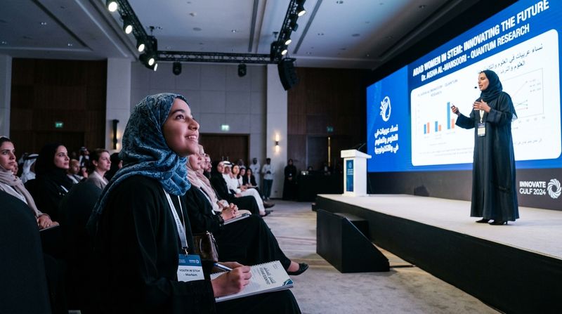 وهم المشاهير: من يصنع عقلكِ حقاً؟